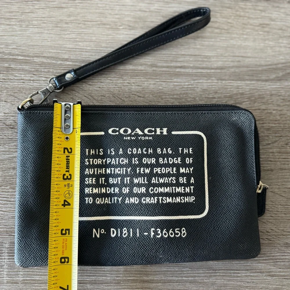 Coach Story Patch Black Leather Wristlet Carry All Travel Pouch Zipper - Picture 6 of 7